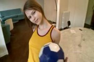 Kreunend krijgt het meisje een orgasme