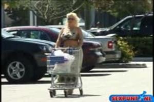 De milf laat de lul haar mond vol sperma spuiten