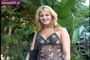 Zijn grote lul geniet van haar kleine mondje strakke kutje en kontje