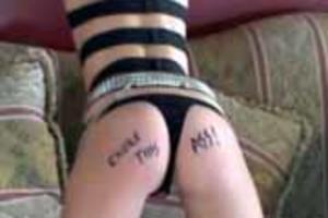 Bitch wil snoeihard in haar kont geneukt worden