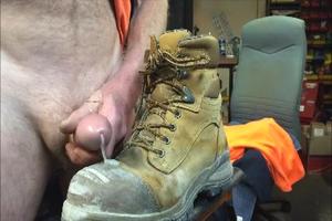 De bouwvakker komt klaar en spuit sperma op de schoen