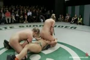 Naakte worstelende meiden