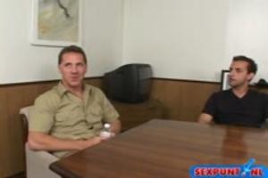 Een gangbang met de collega's van haar man