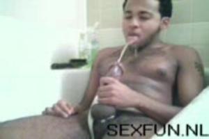 Liggend in bad proeft hij ze eigen urinen