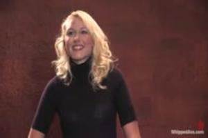 De eerste sm ervaring voor een geile lesbo