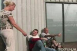 Huisvrouw geneukt door dakdekker