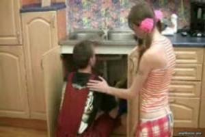 Tiener neukt de jonge loodgieter