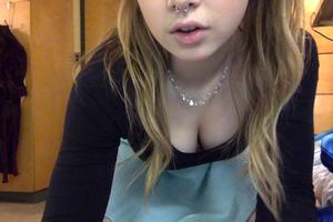 Schattig jong meisje aan het vingeren