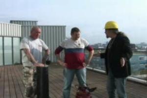 Huisvrouw neukt de dakdekkers