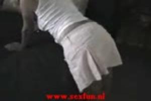 Amateur huisvrouw pijpt hem leeg na het neuken