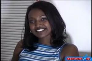 Geil negerinnetje krijgt haar mond vol sperma