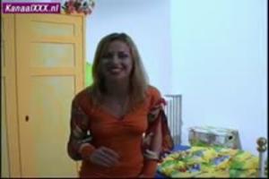 Voor de eerste keer mastubeerd het dronken meisje voor de camera