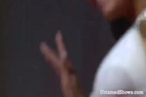 Brunette mastubeerd op het podium