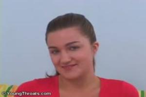 Kokhalzend neemt ze zijn grote lul in haar mond