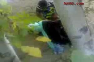 Voyeur filmt tieners die neuken in een steegje