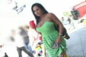 Geile slet laat alles zien op straat