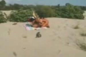 Aftrekken tijdens het toekijken van een mastuberend lesbisch stel