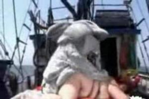 Dikke vrouw door konijn geneukt op boot