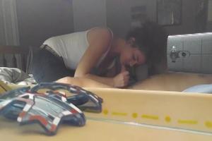 Met zijn mobiel filmt hij de pijpbeurt die hij lekker van zijn vriendin krijgt