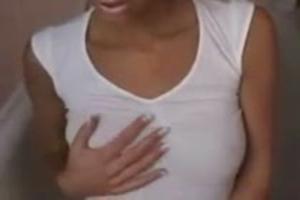 Meid stop een seks speeltje in haar strakke kontje