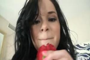 Hij filmt hoe zijn kersverse vrouw zijn lul pijpt en hem neukt 