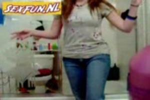 Tiener stript voor de webcam