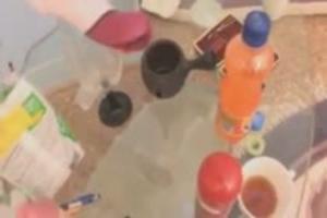 Een tafel vol met speeltjes