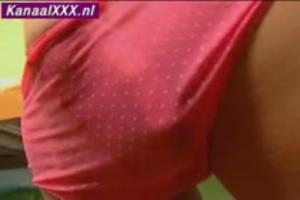 Uitdagend met haar hand in haar doorschijnende slipje.