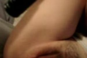 Geile meid stopt een fles in haar kut