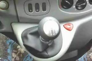 Ze krijgt een orgasme als ze de versnellingspook neukt