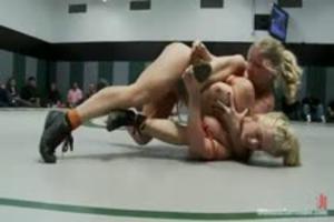 Naakt vrouwen worstelen, als je onder ligt krijg je lesbische sex