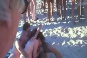 Een swingers trio op een drukbezocht swingers strand