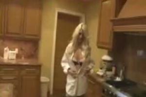 Huisvrouwtje stript eerst voor haar mannen