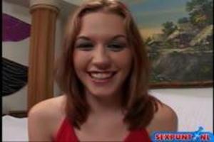 Terwijl het meisje haar kut mastubeerd pijpt ze de dikke lul