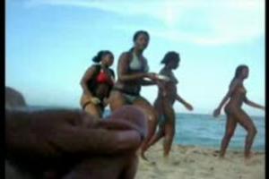 Afrukken op een druk strand