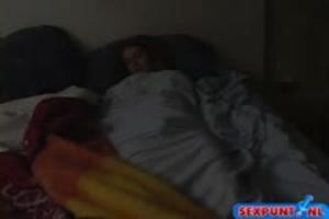 De oudere man neukt het meisje door het hele huis