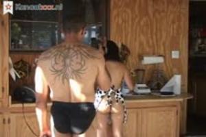 Hij en zijn vrienden neuken zijn vrouw en laten haar pijpen