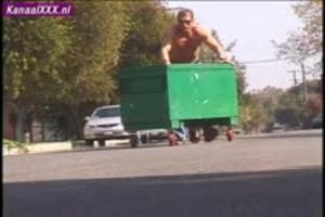 In zijn werkplaats neukt hij de teef tussen haar dikke tieten