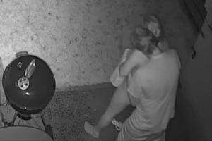 Gefilmd door de bewaking camera neukt hij zijn vrouw