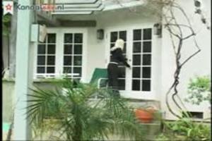 Hij spuit de mond van de inbreektster vol sperma