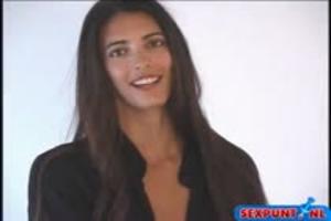 De lange lul spuit haar gezicht vol sperma