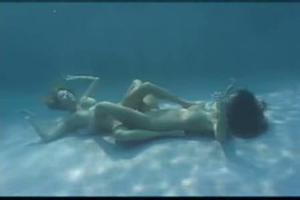 Geile lesbische sex onder water