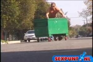 Hij smokkelt zijn minnares mee om haar tussen haar tieten te neuken