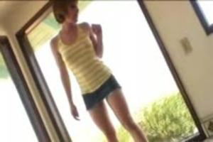 Meisje met lange benen neemt hem diep in haar mond