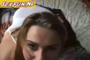 Tiener geilt je op als ze zichzelf klaar vingert