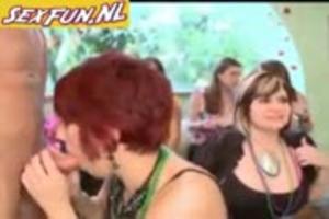 Om de beurt pijpen dames!