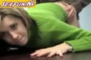 Baas neukt zijn secretaressen