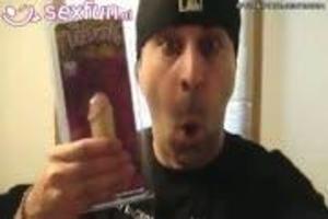 Dildo op voorhoofd plakken