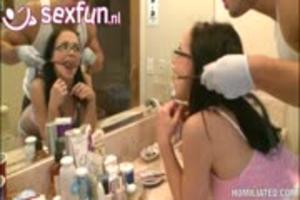 Broer snapt zus in de badkamer