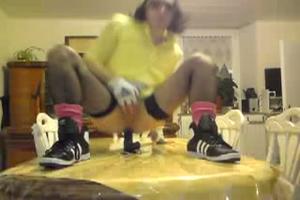 Dildo plezier op de keukentafel